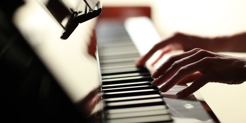 piano manos 2