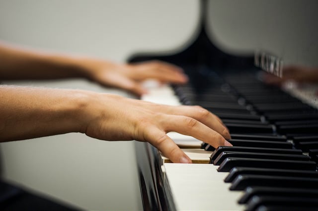 piano manos 3